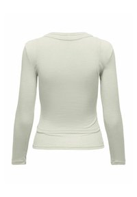 Tricou lung cu maneci, de culoare verde deschis, cu un design mulat si decolteu rotund. Material texturat cu o finisare neteda. Fara elemente decorative vizibile.