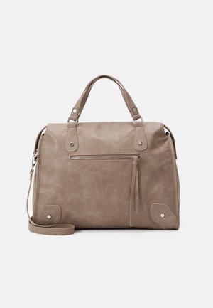 Taupe leren handtas met dubbele handvatten, voorvak met rits en afneembare schouderriem op een effen witte achtergrond.