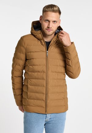 Braune gepolsterte Jacke mit Reißverschluss vorne und Kapuze. Besitzt eine glatte Textur und leichten Glanz. Das Modell zeigt, wie sie den Kragen anpasst.