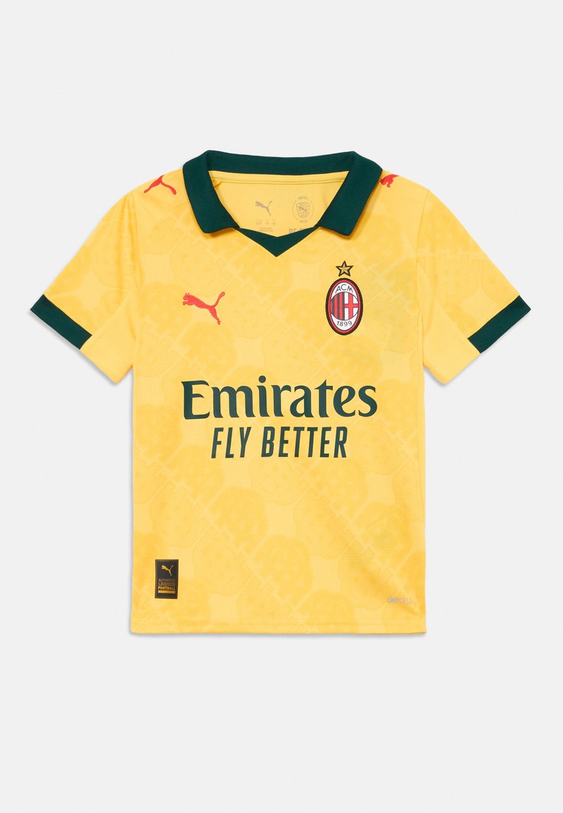 Gul AC Milan fotbaltrøye med mørkegrønn krage og mansjettkanter, røde Puma-logoer og sponsortekst "Emirates Fly Better".