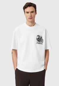 Λευκό βαμβακερό t-shirt με κοντά μανίκια, με μαύρο γραφικό σχέδιο μιας μοτοσυκλέτας και το όνομα της μάρκας «AllSaints» στο στήθος.