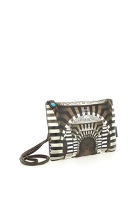 Borsa clutch con design ad arco a strisce bianche e nere, motivi decorativi marroni e sottile tracolla scura con dettaglio di bottone turchese.