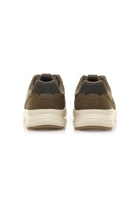 Scarpe sportive marroni con una tomaia in pelle liscia e tessuto, dotate di una comoda suola intermedia bianca e di una suola esterna in gomma. Presenta una linguetta sul retro per un facile indossamento.