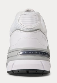 Bílé sportovní boty s vrchní částí z textilie a kůže, šedými akcenty, polstrovanou patou a černou gumovou podrážkou. Na boku se nachází logo "RALPH LAUREN".