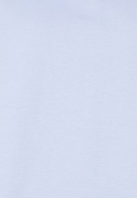 Světlá modrá tkanina se hladkým, mírně texturovaným povrchem. Žádné viditelné vzory nebo akcenty, jednotná barva po celé ploše.