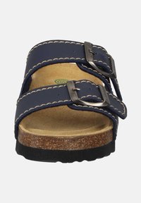 Sandalo scivolato in pelle blu navy con due cinghie regolabili, fibbie argentate e una soletta in sughero testurizzato. Suola in gomma per una migliore aderenza.
