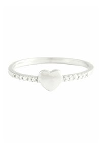 Smukły srebrny pierścionek z wypolerowanym sercem w centrum oraz małymi okrągłymi diamentami osadzonymi po obu stronach obrączki.