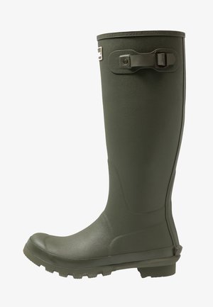Botte de pluie verte en caoutchouc, montant jusqu'au genou, avec surface texturée, semelle plate et détail de boucle de sangle ajustable. Conçue pour une fonctionnalité étanche.