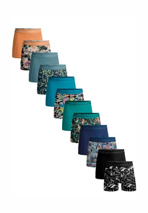 Elf Paar Herren-Boxershorts in verschiedenen einfarbigen Farben und Mustern, angeordnet in einer absteigenden diagonalen Linie.
