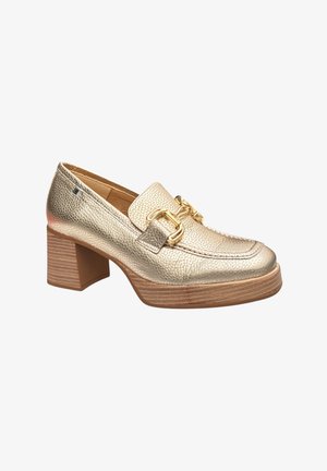 Gouden leren instappers met een gestructureerde afwerking, voorzien van een stevige houten hak en een goudkleurige gespdetail aan de voorkant.