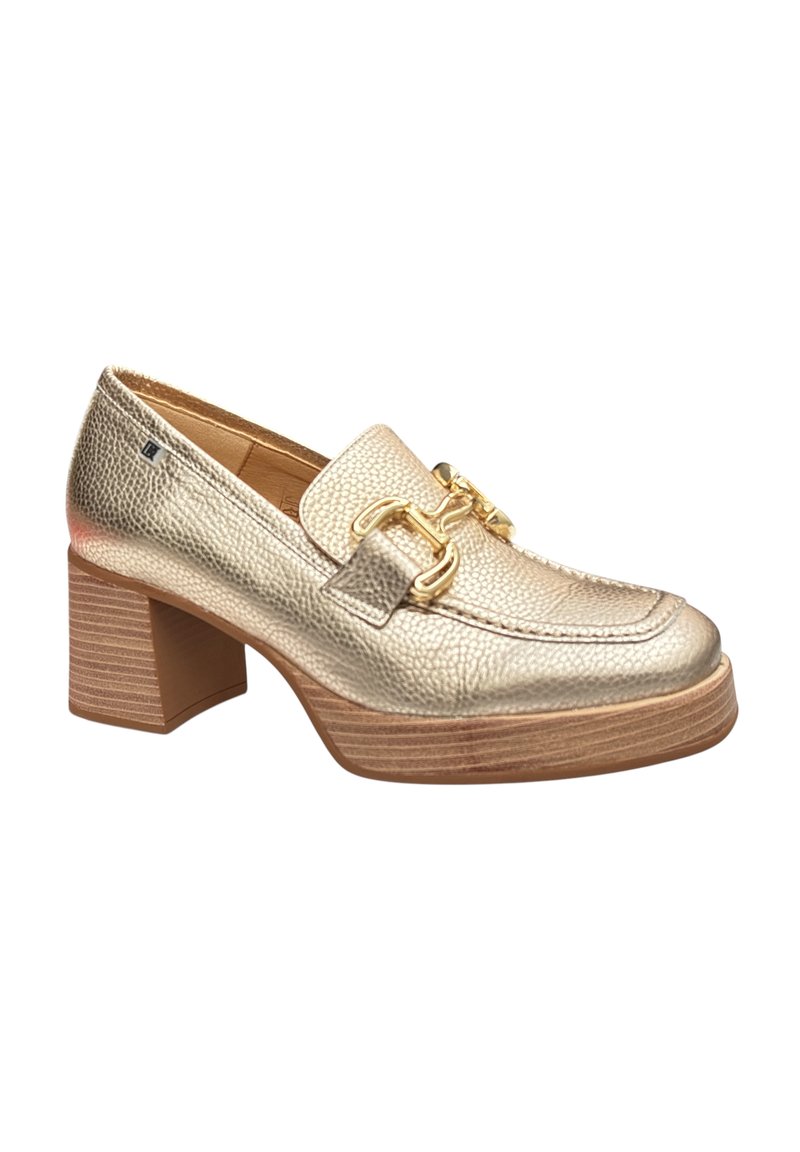 Mocassins à talon en cuir doré avec une finition texturée, dotés d'un talon en bois épais et d'un détail de boucle doré sur le devant.