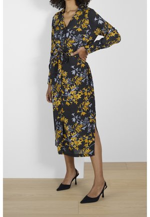 Schwarzes Blumenkleid mit gelben und grauen Mustern, tailliert in der Taille. Lange Ärmel, Knielänge, mit seitlichen Schlitzen und einer weichen Textur.