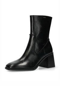 Černá kožená kotníková bota s vysokým čtvercovým podpatkem, hladkou texturou, špičatou špičkou a bočním švem. Klasický design pro všestranné nošení.