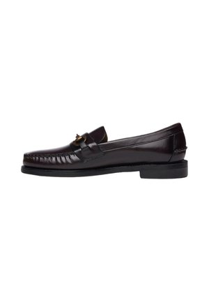 Mocassino in pelle marrone scuro con tacco basso e dettaglio fibbia metallica sulla parte superiore, mostrato dal lato sinistro su sfondo bianco.