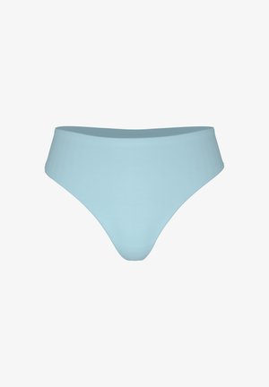 Hellblauer hochgeschnittener Bikini-Slip aus glattem Stoff mit einfachem, nahtlosem Design vor weißem Hintergrund.