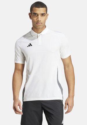 Witte poloshirt met korte mouwen, zwarte accenten en een subtiel grijze zijpaneel. Heeft een klassieke kraag en een drieknoopsluiting.