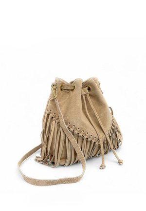 Sac à bandoulière en daim beige avec cordon, longues franges et bandoulière réglable sur fond blanc.