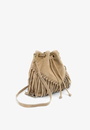 Sac à bandoulière en daim beige avec cordon, longues franges et bandoulière réglable sur fond blanc.