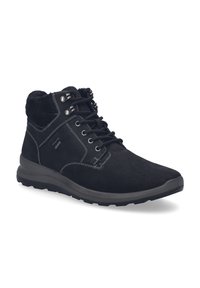Botines de ante negro con un collar acolchado, acentos metálicos y una suela de goma texturizada. Presentan un diseño con cordones y detalles de costura blanca.