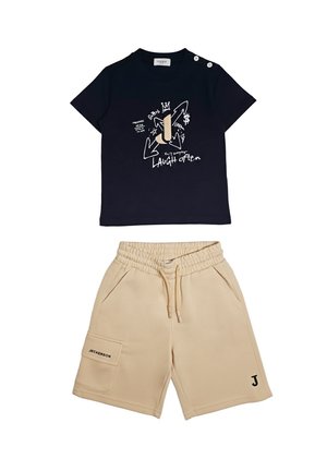 Maglietta blu navy con stampa bianca e scritta "Ridi Spesso" abbinata a pantaloncini beige con vita elastica, tasca laterale e coulisse.