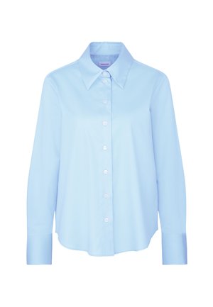 Camicia azzurra a maniche lunghe realizzata in tessuto morbido, con colletto a punta, chiusura a sette bottoni e orlo arrotondato.