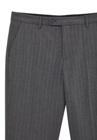 Pantaloni grigi a righe sottili con chiusura a bottone, tasche laterali e un tessuto dalla texture liscia. Le righe sono discrete, migliorando il design.
