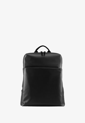Schwarzer minimalistischer Rucksack mit Reißverschluss-Taschen auf der Vorderseite und einem Tragegriff oben, aufrecht stehend vor einem weißen Hintergrund.