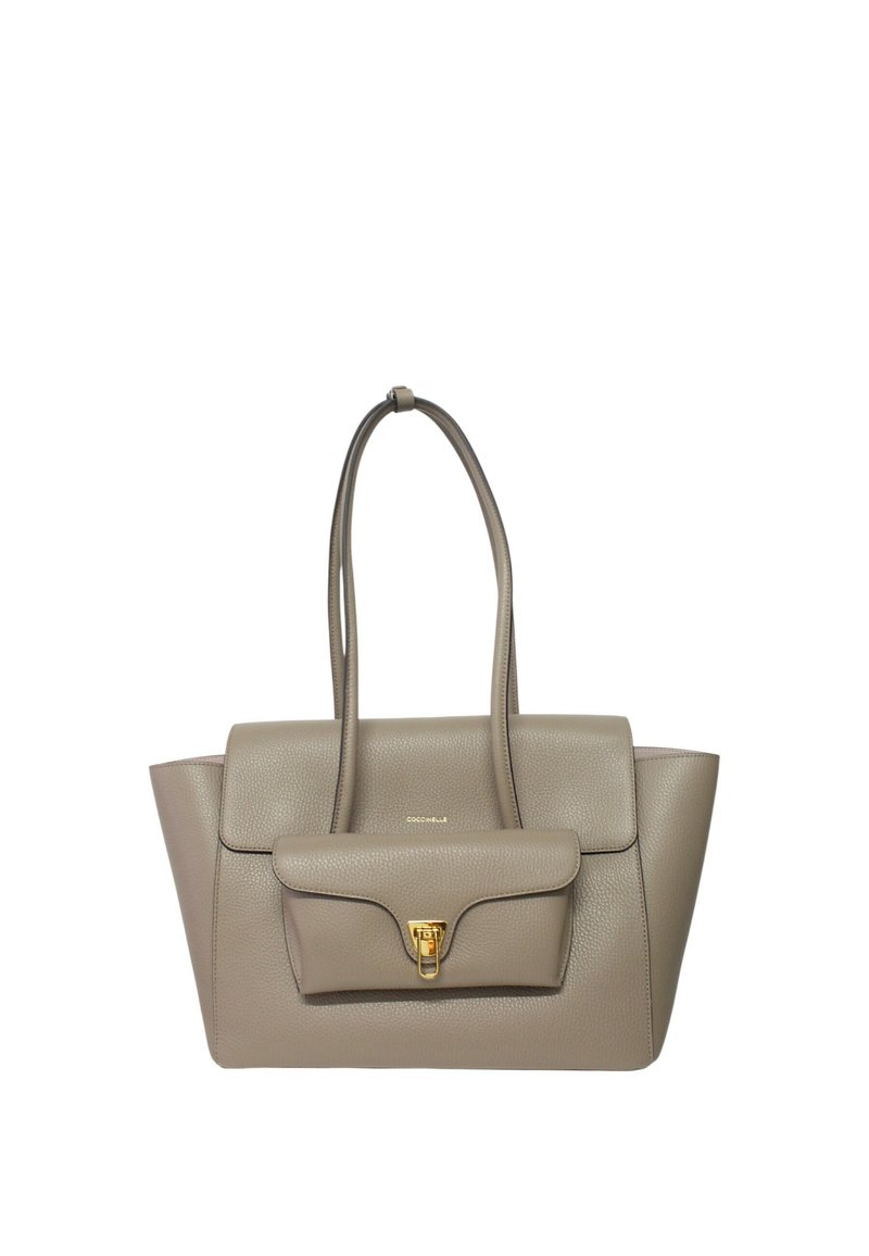 Sac à main en cuir gris avec un design structuré, deux poignées supérieures et une poche avant à rabat soulignée par un fermoir en or. Surface texturée.