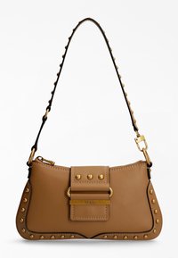 Borsa sintetica marrone con borchie e accessori dorati, dotata di un flap frontale con chiusura a scatto magnetico, tracolla regolabile e chiusura con zip.