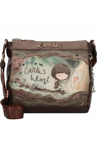 Kreuzbody-Ledertasche mit einer verspielten Illustration, die Erdtöne, geprägten Text, metallische Akzente und ein gemustertes Band aufweist.