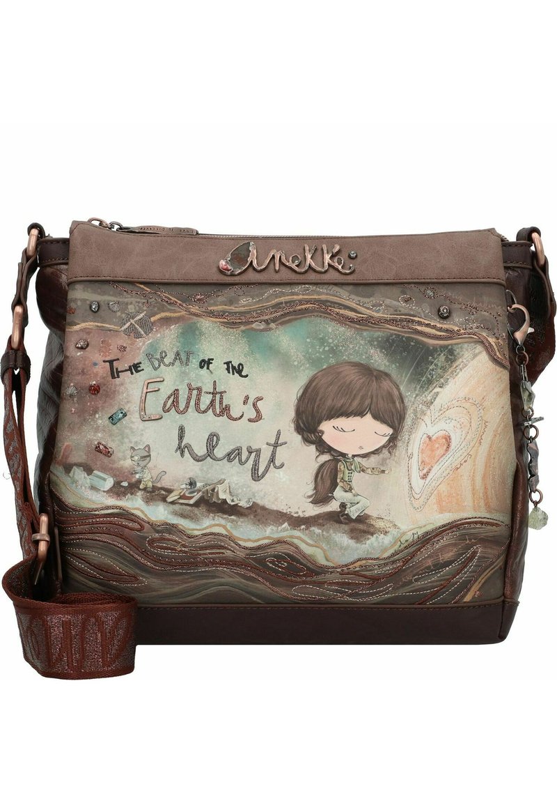 Kreuzbody-Ledertasche mit einer verspielten Illustration, die Erdtöne, geprägten Text, metallische Akzente und ein gemustertes Band aufweist.