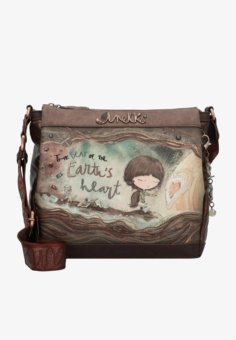 Kreuzbody-Ledertasche mit einer verspielten Illustration, die Erdtöne, geprägten Text, metallische Akzente und ein gemustertes Band aufweist.