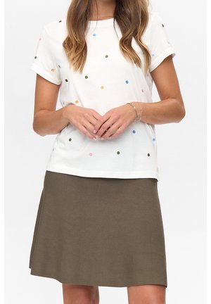 Biały t-shirt z krótkim rękawem w wielokolorowe kropki, zestawiony z ciemno oliwkową plisowaną spódnicą za kolano. Materiał bawełniany o gładkiej fakturze.