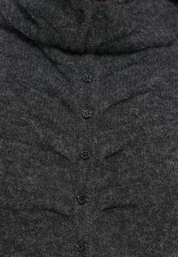 Γκρι πλεκτό πουλόβερ με ψηλό γιακά, με υφή σε σχέδιο, έξι μαύρα κουμπιά και απαλή, χνουδωτή ύφανση.