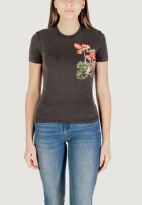 T-shirt nero a maniche corte con stampa floreale, caratterizzata da fiori rossi e foglie verdi sul lato sinistro; realizzata in morbido cotone con design aderente.