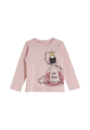 Camiseta de manga larga rosa con un diseño de botella de poción de amor brillante, con un acento de estrella dorada y texto estampado.