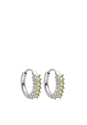 Silberne Creolen, jeweils besetzt mit sechs quadratischen hellgrünen Edelsteinen in einer Reihe entlang der vorderen Kurve.