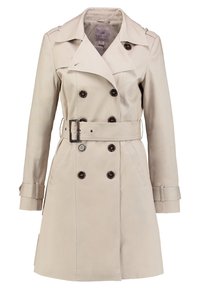 Béžový dvouřadý trenčkot s tmavými knoflíky, pasem na pásek, klopovým límcem, nášivkami na ramenou a pásky na manžetách, zobrazený na bílém pozadí.