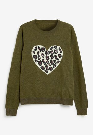 Pull en tricot vert olive avec un cœur blanc au centre présentant un motif léopard noir et rose.