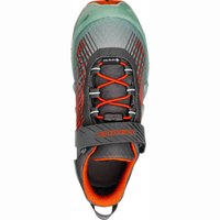 Scarpa da trekking Lowa con tomaia grigia, dettagli rossi e fodera arancione. Presenta un sistema di chiusura con lacci e cinturino, punta rigida testurizzata e design traspirante.