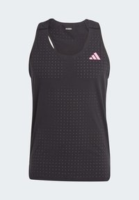 Czarny top na ramiączkach z okrągłym dekoltem, z małymi perforacjami i różowym logo Adidas po lewej stronie klatki piersiowej. Lekki materiał.
