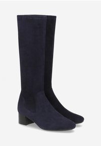 Marineblaues Wildleder-Kniedehnboot mit schlankem Design, spitzem Zehenbereich und klobigem Blockabsatz für Stabilität. Verfügt über seitliche elastische Einsätze für eine optimale Passform.