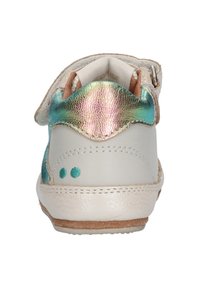 Kinder sneakers in lichtgrijs leer, met een glanzend teal en roze iriserend accent op de hiel, een gestructureerde zool en klittenbandsluiting.