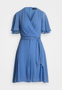 Μπλε φόρεμα τύπου περιτύλιξης από ελαφρύ ύφασμα, με φτερά μανίκια, ζωνάκι και μήκος έως το γόνατο με διακριτές πιέτες.