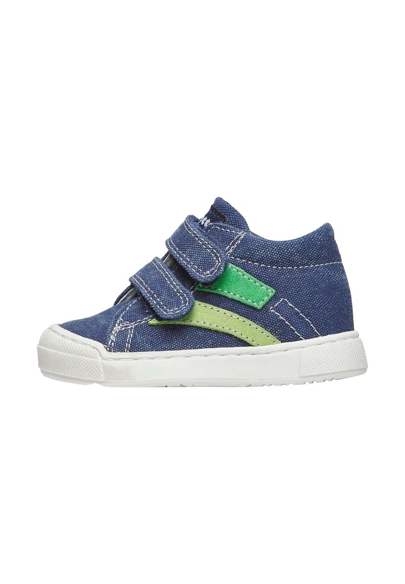 Scarpa high-top in denim blu scuro, con due fasce in velcro e una striscia d'accento verde. Suola in gomma bianca con grip testurizzato.
