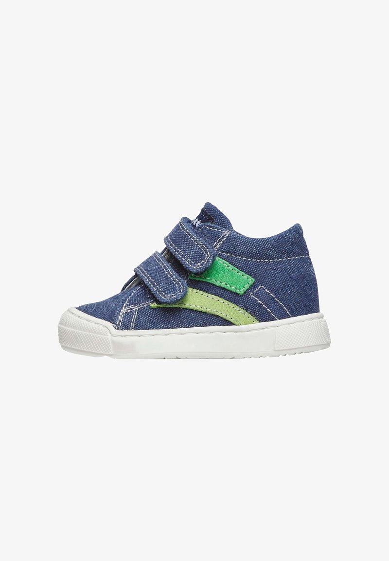 Scarpa high-top in denim blu scuro, con due fasce in velcro e una striscia d'accento verde. Suola in gomma bianca con grip testurizzato.