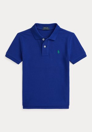 Polo azul de manga corta con cuello, dos botones y pequeño logo verde bordado en el pecho izquierdo.