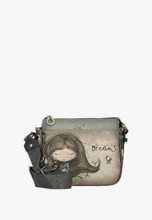 Borsa a tracolla in tonalità attenuate con un'illustrazione grafica di una ragazza, chiusura con cerniera, charm decorativo e tracolla regolabile.