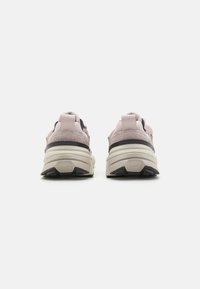 Nike Sportswear V2K RUN  - Sneakers basse - platinum violet/chrome/light bone/black/light iron ore