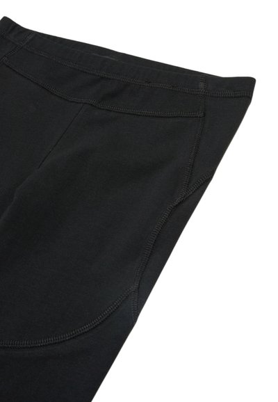 Leggings noirs en tissu extensible, avec des coutures à plat et une taille large, au toucher lisse et à la coupe ajustée.